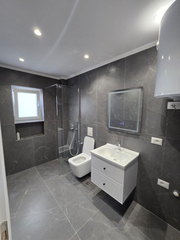 🏡 APARTMENT FOR SALE 1+1 – ALI DEMI Near the Old People's Asylum – super quiet &amp; favorable area!  📐 52 m² fully renovated 📍 4th Floor (5-story building) ☀️ East-West orientation – natural light all day long!  💰 Super attractive price: only 10,800,000 lek  Excellent opportunity for living or investment in one of the most sought-after neighborhoods of Tirana!