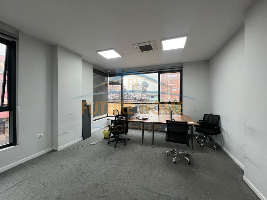 Qira, Ambient+2 Poste Parkimi, Rruga Hoxha Tahsim