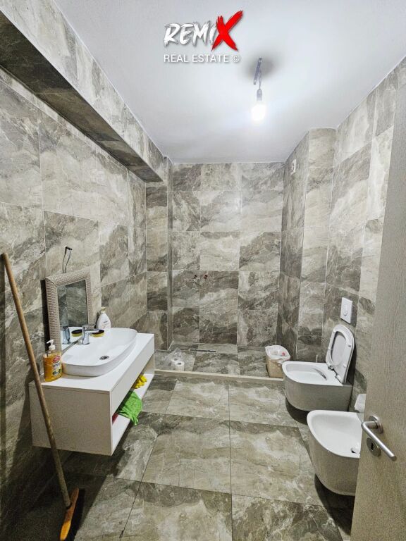 JEPET ME QERA  AMBJENT BIZNESI TEK RRUGA E RE E PORTIT