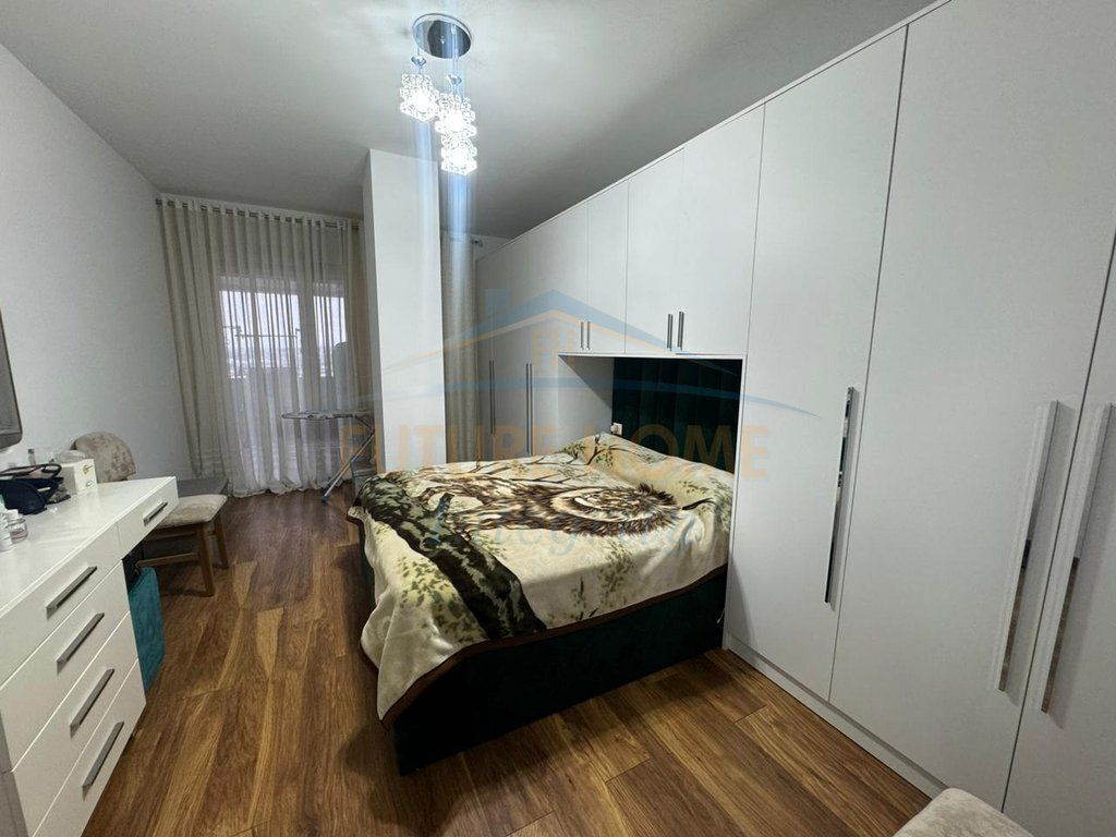 Shitet, Apartament 1+1+Verandë, Rruga e Dibrës, Tiranë.