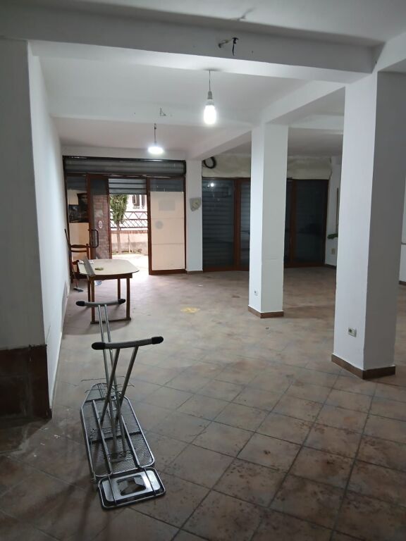 MAGAZINE ME QERA 100 M2 POLIGTAFIKU 50.000 LEKE