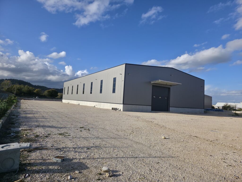 Capannone moderno in affitto vicino alla strada di Rinas.