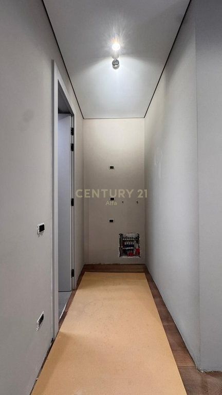 Jepet me qira ambient per zyra prane Ish Parkut! 1,500 € /Muaj