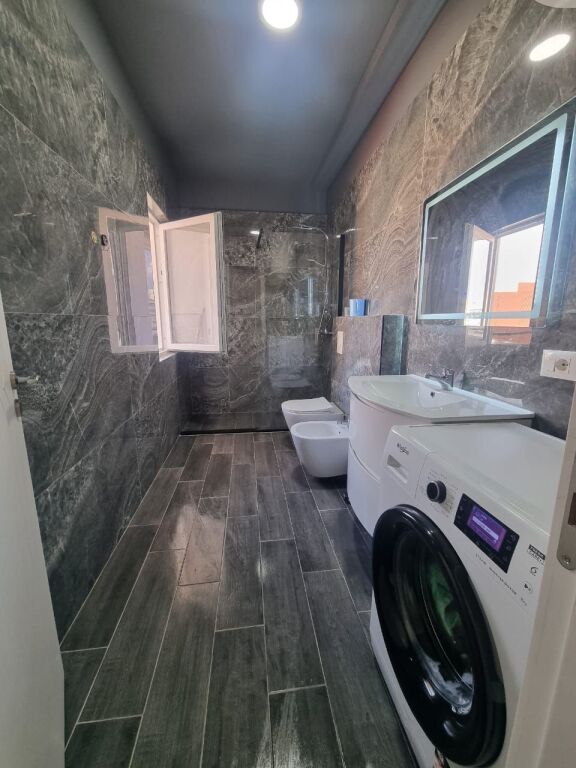 APARTAMENT LUKZOZ PER SHITJE1+1 PRANE QENDRES !