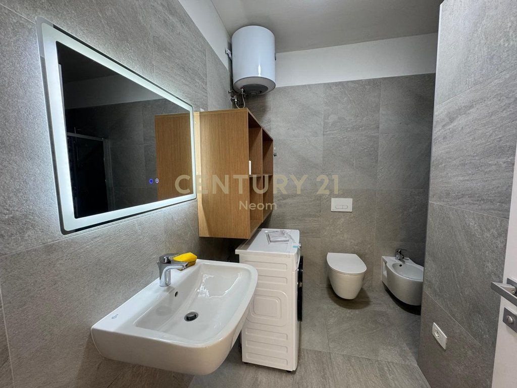 QIRA APARTAMENT MODERN 2+1 ME 1 POST PARKIMI, LIQENI I THATE!!