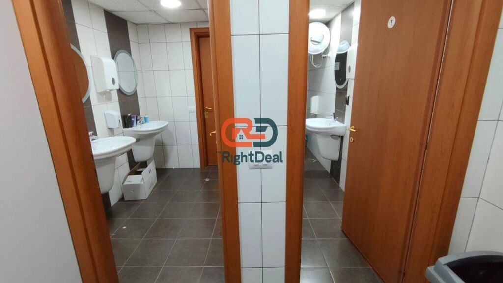 Tek Selvia, Jepet Me Qira Ambient Biznesi Me Lokacion Perfekt !!