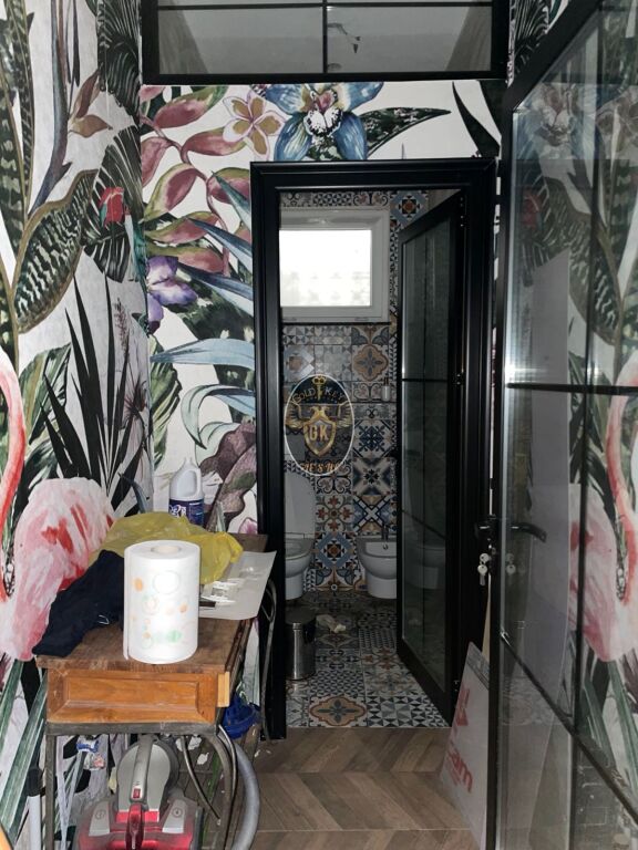 🏢 AMBIENTE ZYRE ME QERA – Pranë Blue Star Center, Durrës