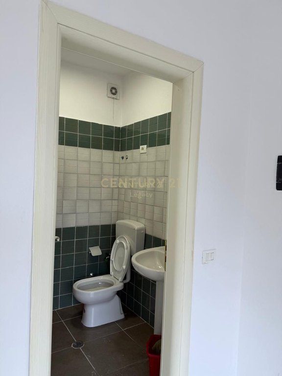 Business Premises for Rent – Near the Main Road Axis, Fresk 220 € /Month