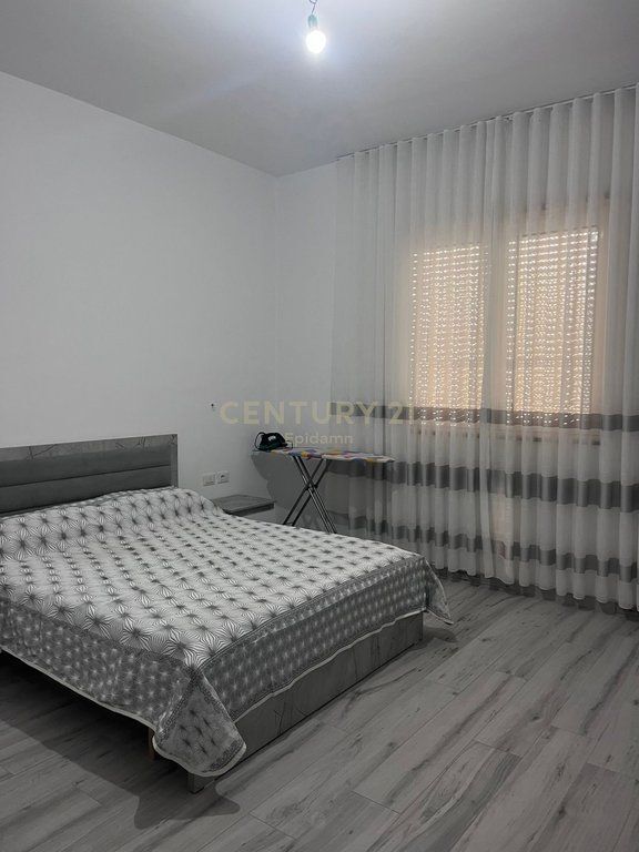 Jepet me qira kati i dytë i një shtëpie private ,lagjia 18