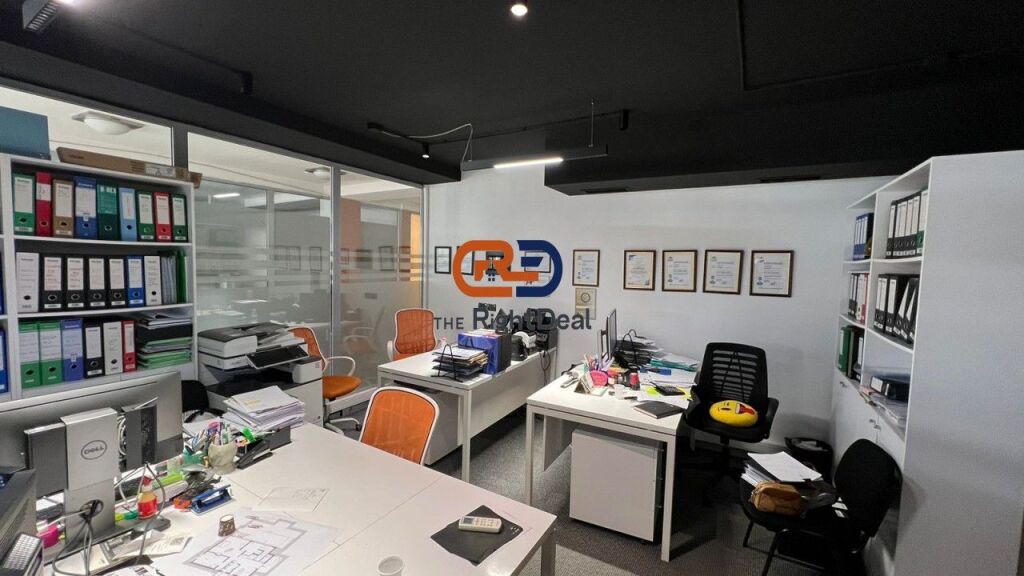 Tek Pazari I Ri ,Jepet Zyre Me Qira Ne Ambient Komercial!