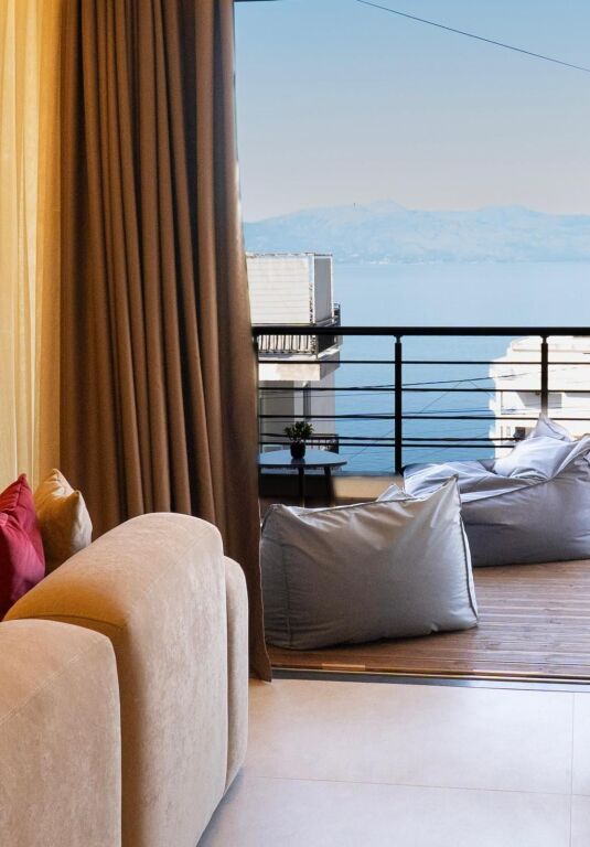 SHITET APARTAMENT 3+1+3  PRANË RRUGES GJASHTË- SARANDE