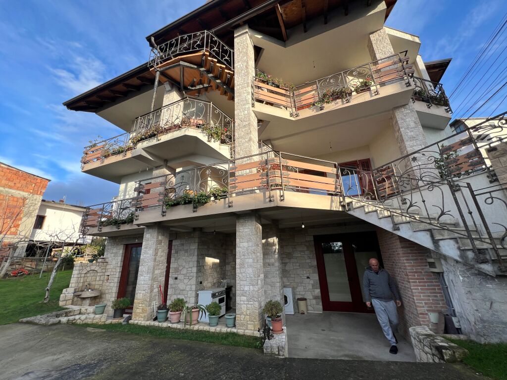 Garsonjere me qera , 300 milek