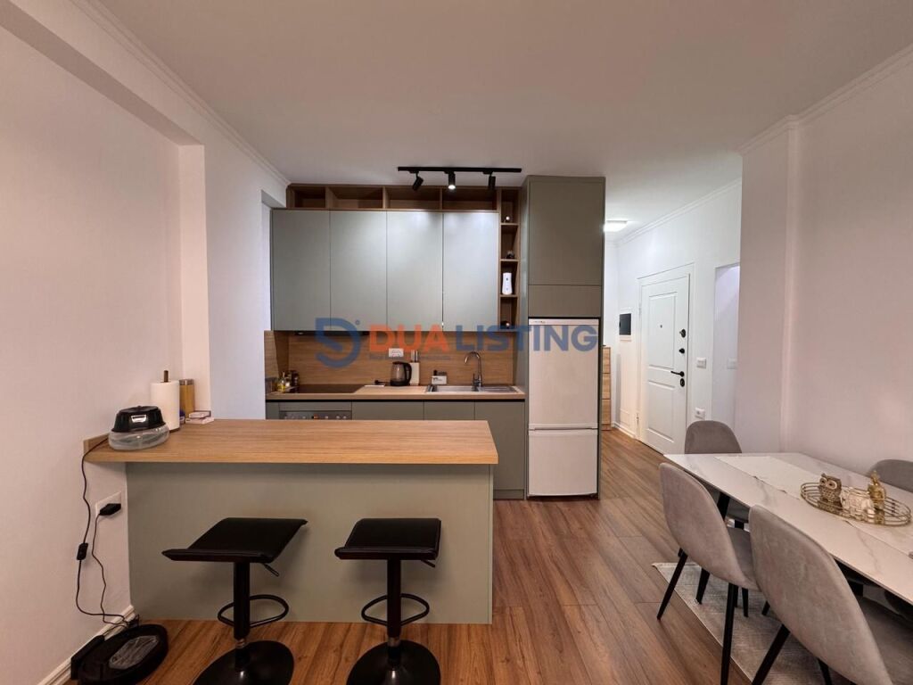 Shitet Apartament 1+1 tek Kopshti Botanik prane Xhamise .