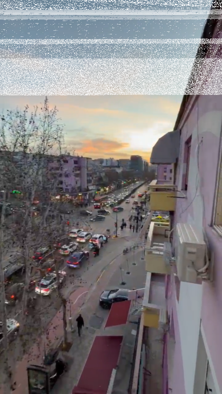 Shitet Apartament 1+1 tek Kryqezimi i 21 Dhjetorit   