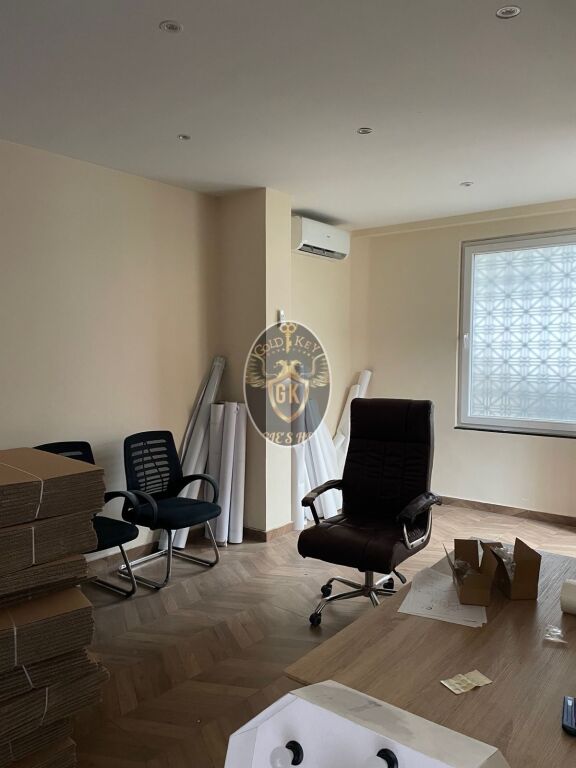 🏢 AMBIENTE ZYRE ME QERA – Pranë Blue Star Center, Durrës