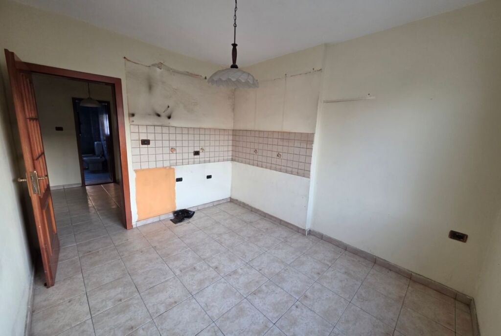 Tek 21 Dhjetori Shitet Apartament 2+1 Ne Pallat Ekzistues
