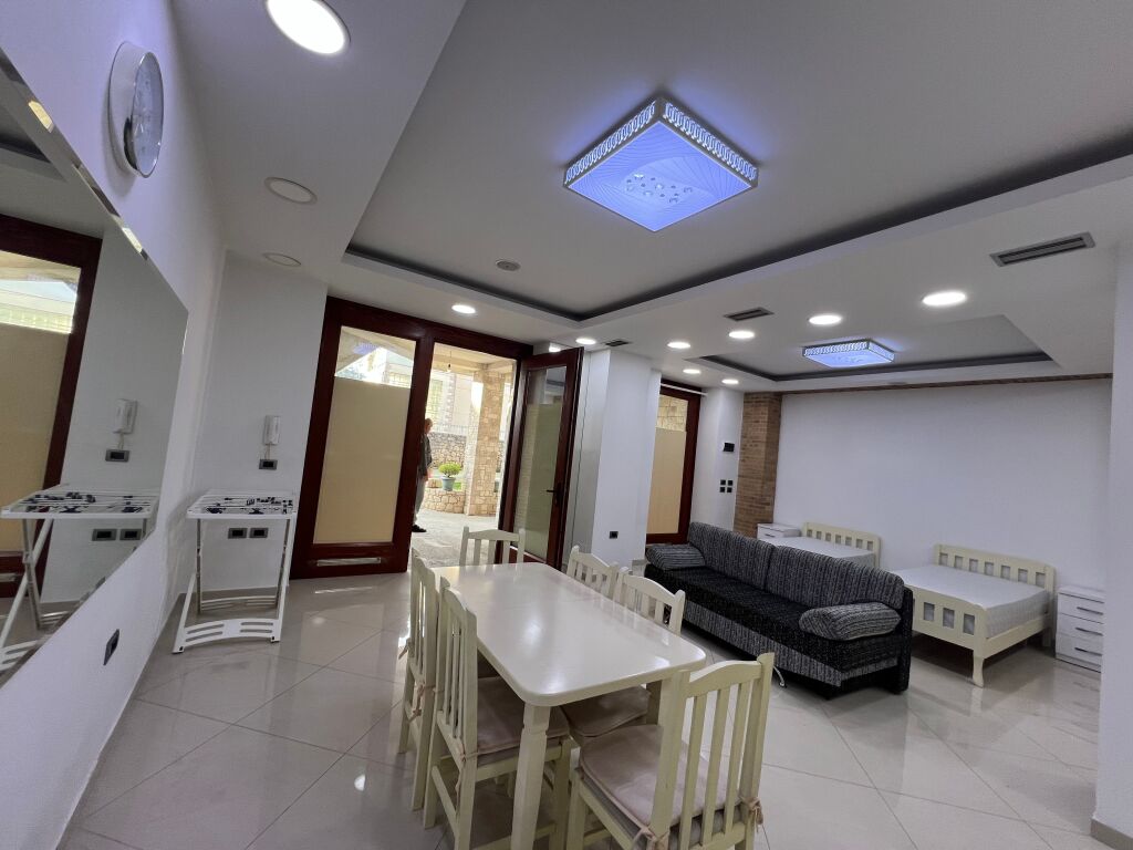 Garsonjere me qera , 300 milek