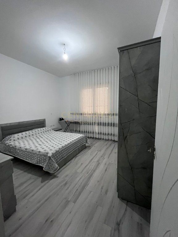 Jepet me qira kati i dytë i një shtëpie private ,lagjia 18