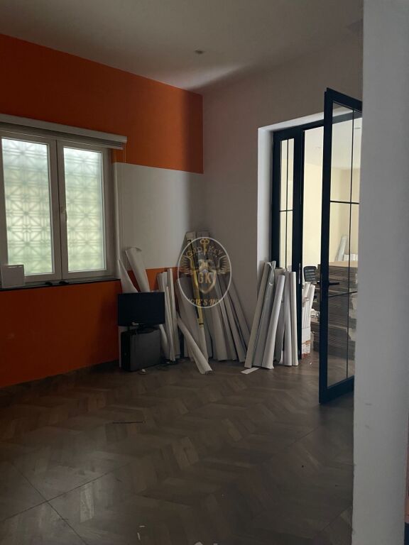 🏢 AMBIENTE ZYRE ME QERA – Pranë Blue Star Center, Durrës