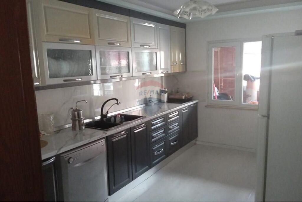 Shitet Apartament Dublex, Laprakë