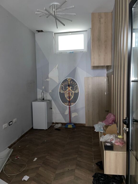 🏢 AMBIENTE ZYRE ME QERA – Pranë Blue Star Center, Durrës