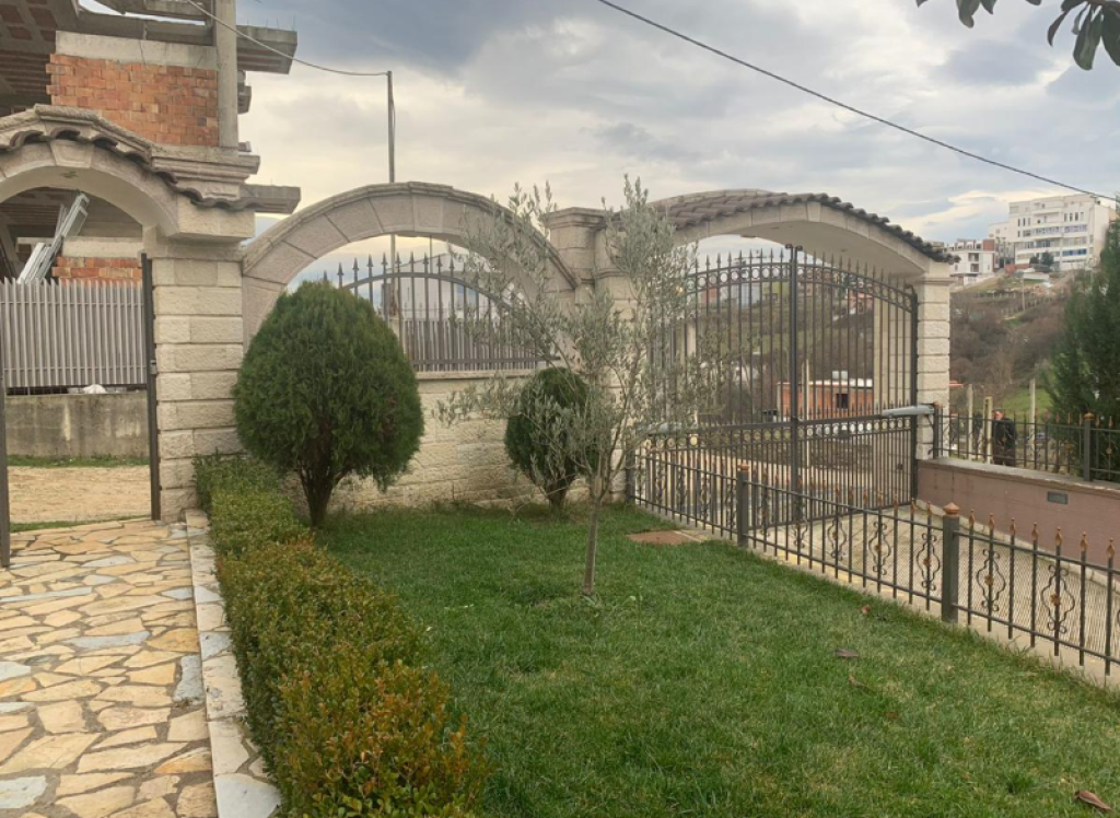 Vilë Luksoze për Shitje – Farkë