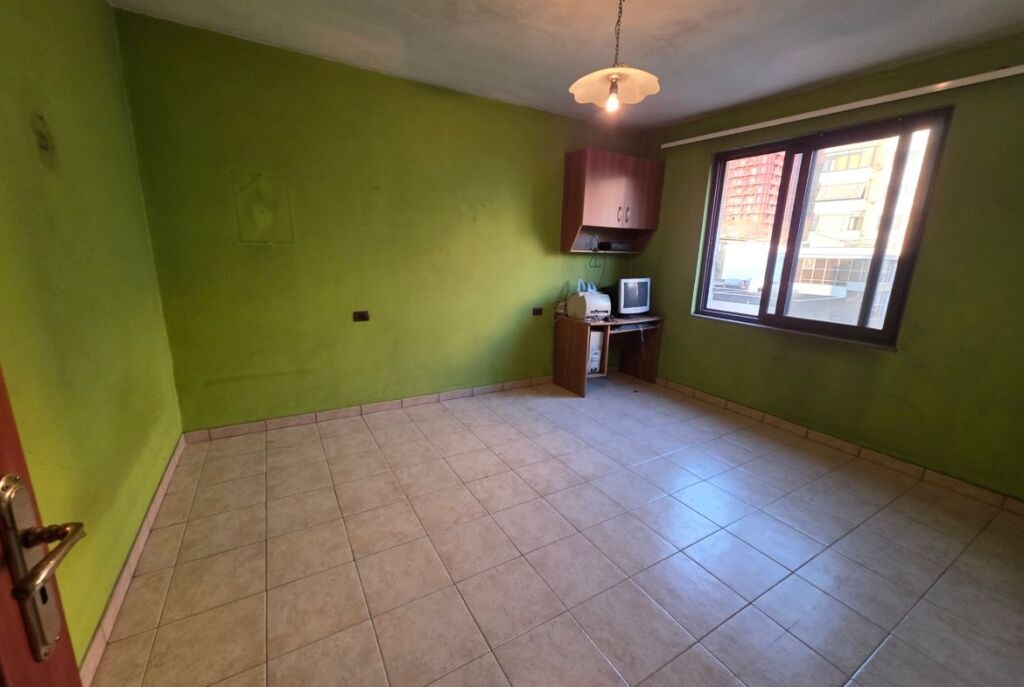 Tek 21 Dhjetori Shitet Apartament 2+1 Ne Pallat Ekzistues