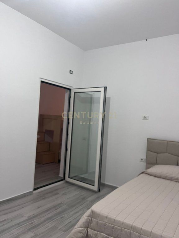 Jepet me qira kati i dytë i një shtëpie private ,lagjia 18