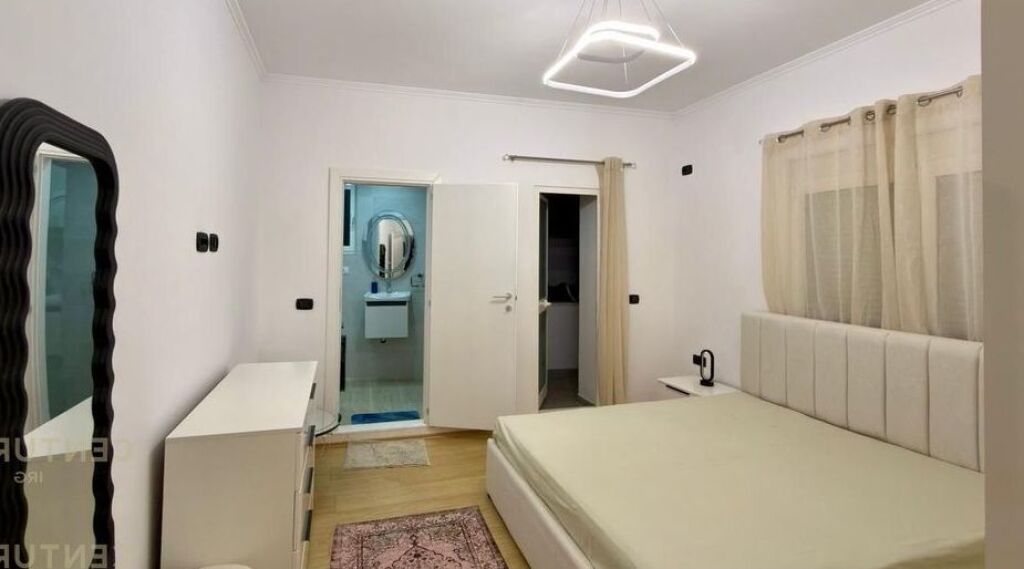 Jepet me qera apartament 1+1, Rruga e Dibres tek Medreseja!