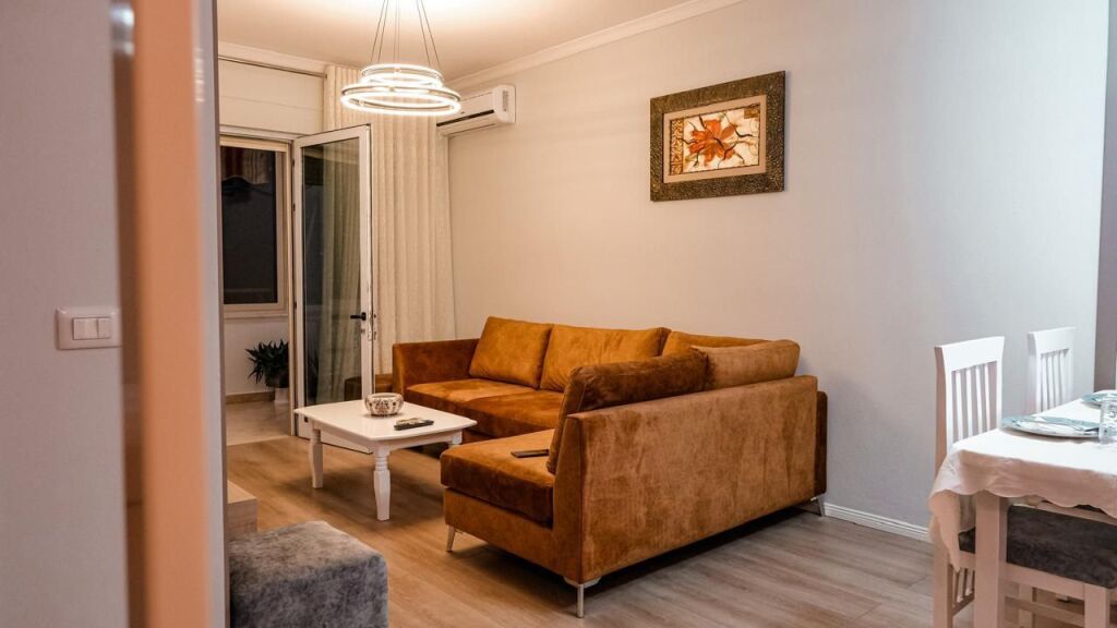 Jepet me qera Apartament 2+1 Liqeni Artificjal