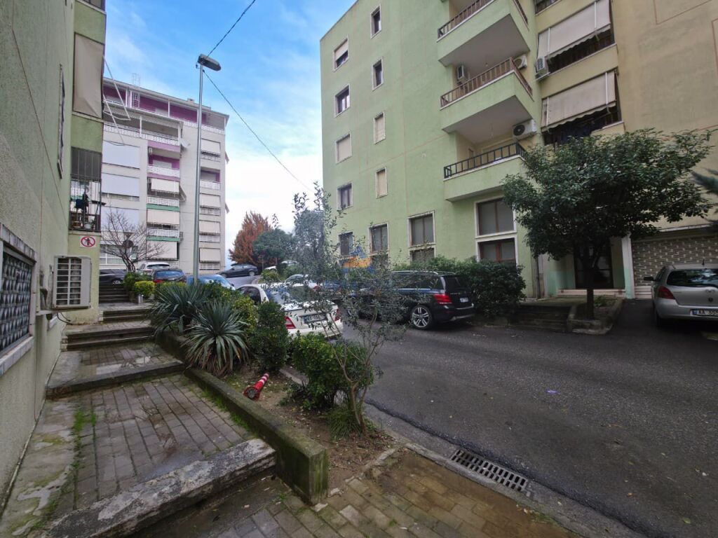 SHITET DHE JEPET ME QERA NJËSI BIZNESI 90 M² "KOPSHTI BOTANIK, XHAMIA " SHITJE 180000 EURO (QERA 900 EURO)