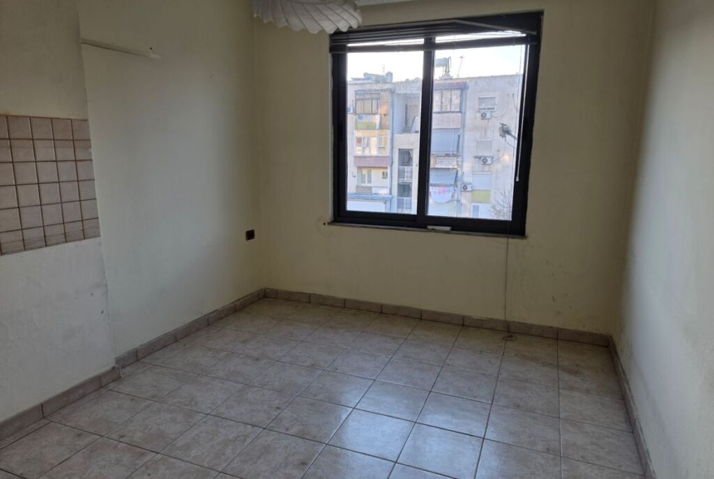 Tek 21 Dhjetori Shitet Apartament 2+1 Ne Pallat Ekzistues
