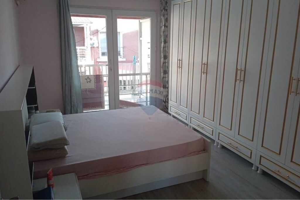 Shitet Apartament Dublex, Laprakë