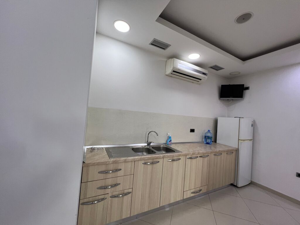 Garsonjere me qera , 300 milek