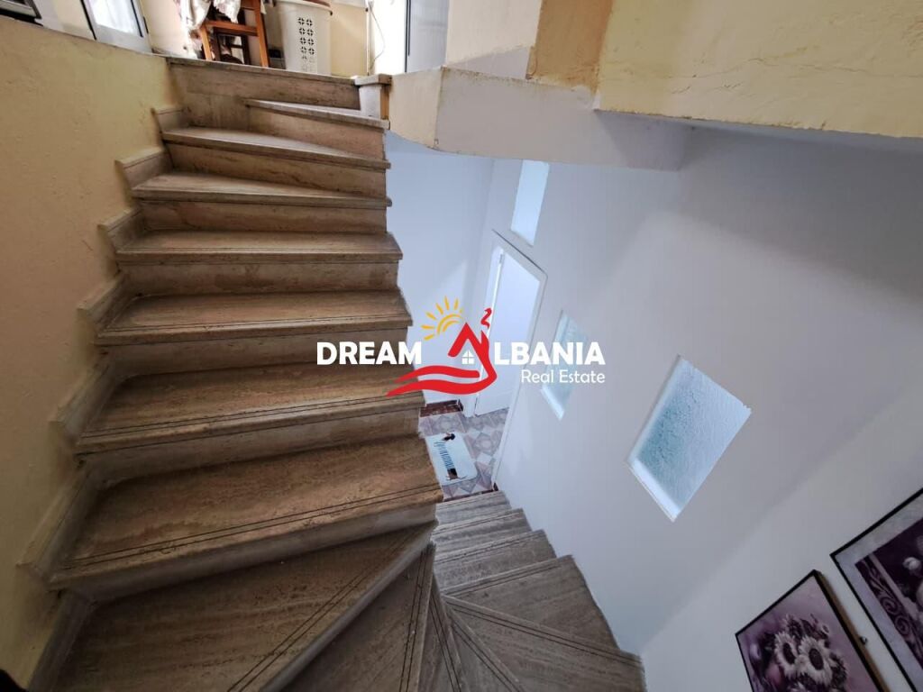 Villa su 2 Piani + Mansarda in Vendita, Dentro il Piccolo Anello, vicino all'Archivio Centrale a Tirana (ID 4151212)