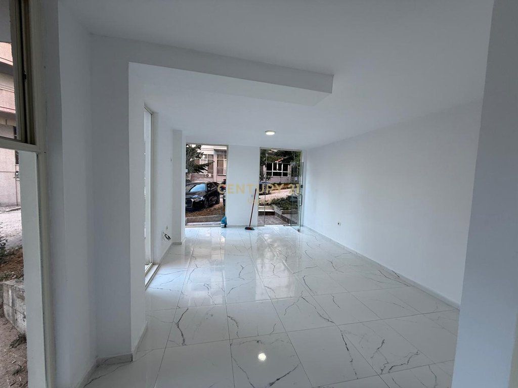 Business Premises for Rent – Near the Main Road Axis, Fresk 220 € /Month