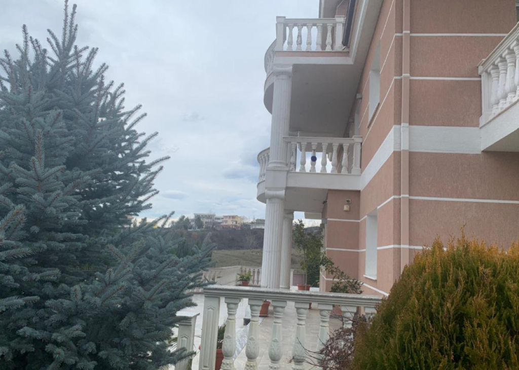 Vilë Luksoze për Shitje – Farkë