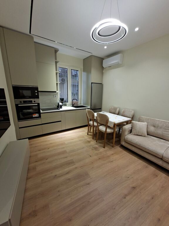 APARTAMENT 1+1 ME QIRA LULISHTE 1 MAJI ( stadiumi Dinamo)