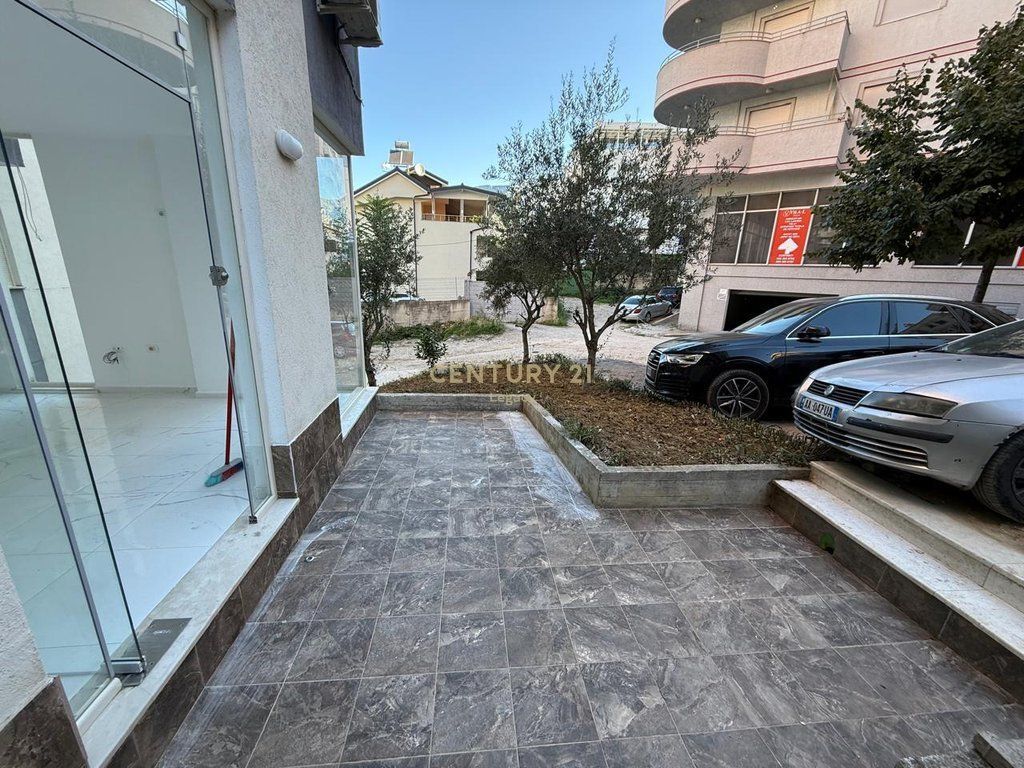 Business Premises for Rent – Near the Main Road Axis, Fresk 220 € /Month