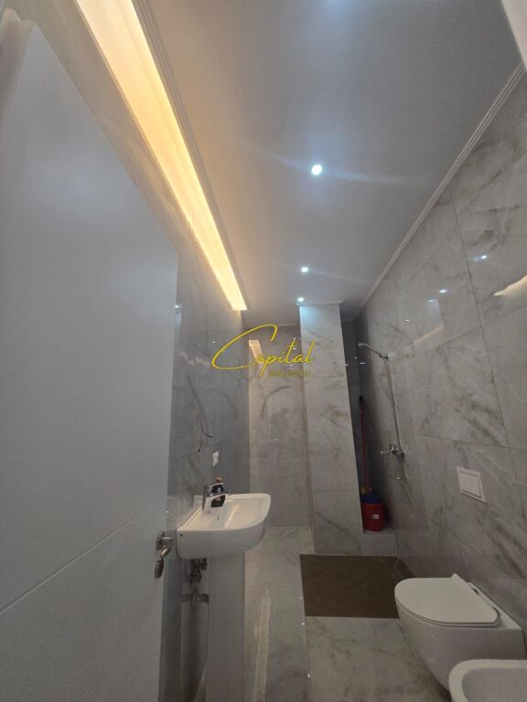 ZYRE ME QIRA 67 M2 KOMUNA E PARISIT 700 EURO