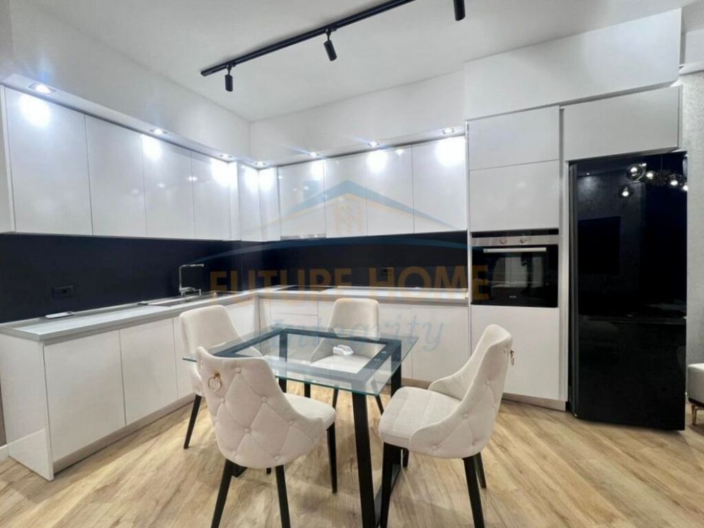 Qera, Apartament 2+1+2+Verandë, Kopshti Botanik, Tiranë.