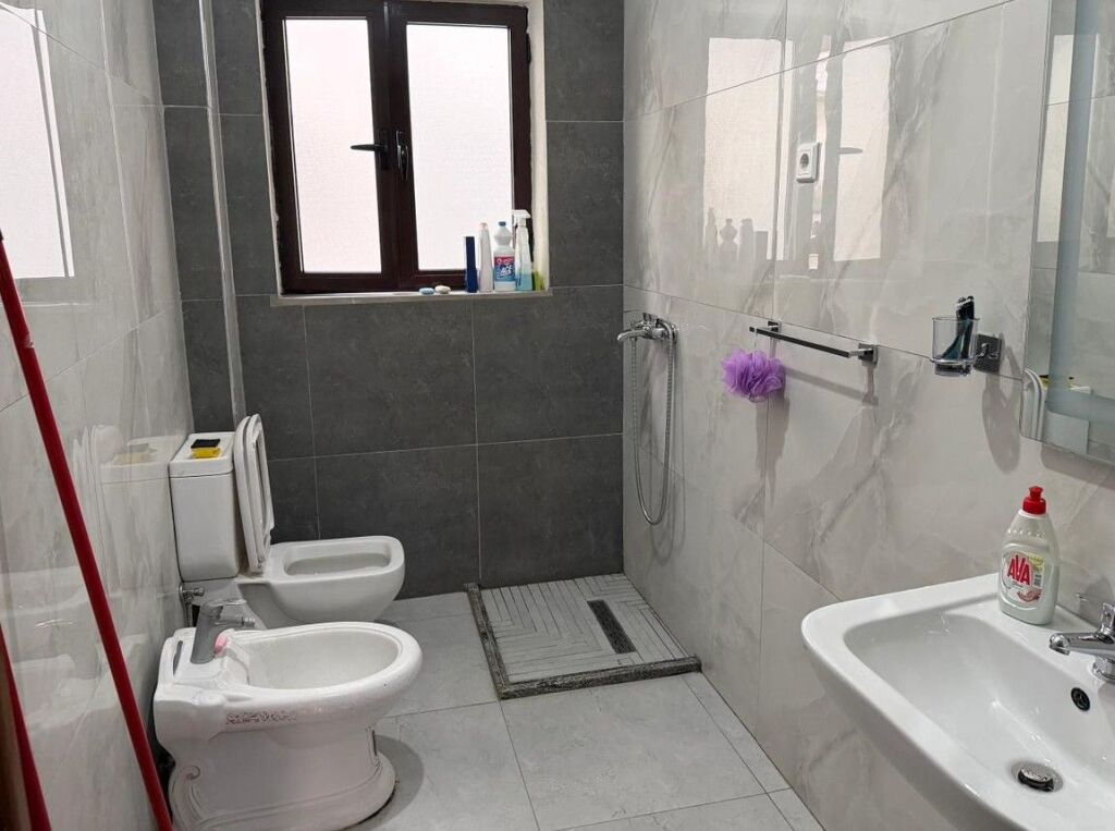 Shitet Apartament 1+1 te Medreseja Tirane