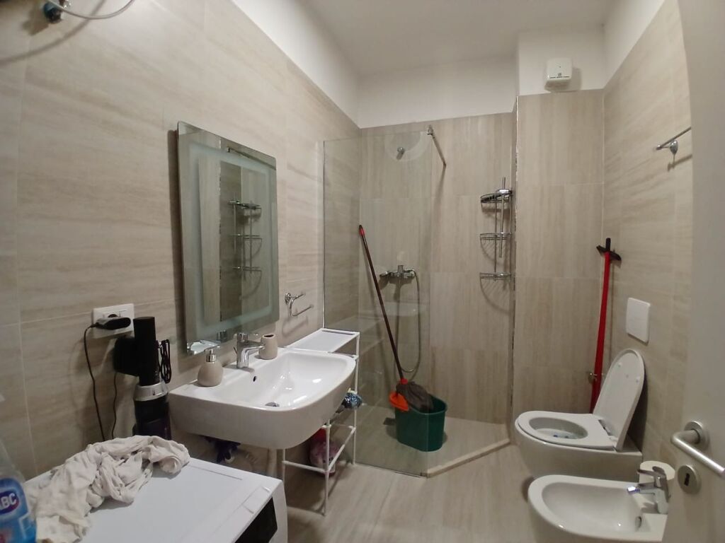 Jepet me qira 1+1 Rruga Karl Gega Stacioni I Trenit 600 mije leke