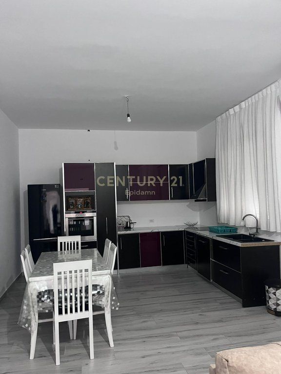 Jepet me qira kati i dytë i një shtëpie private ,lagjia 18