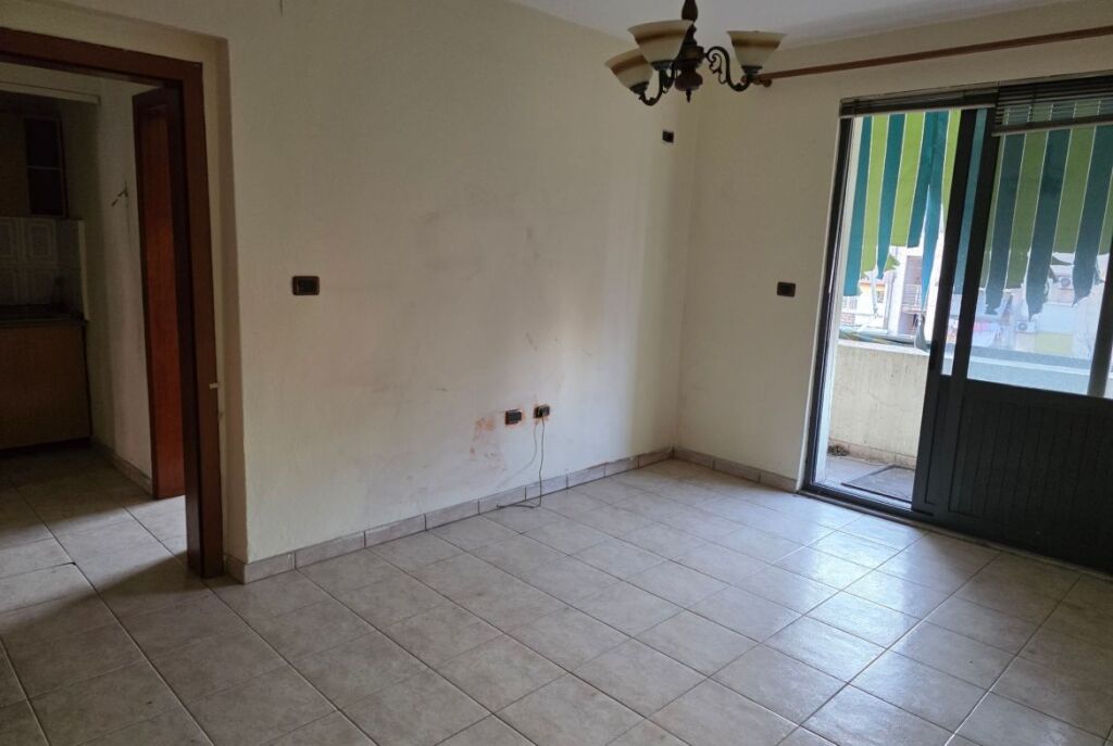 Tek 21 Dhjetori Shitet Apartament 2+1 Ne Pallat Ekzistues