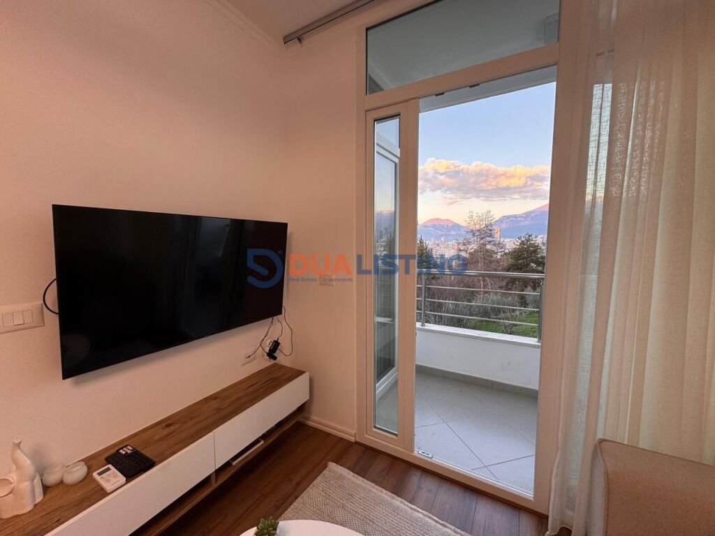 Shitet Apartament 1+1 tek Kopshti Botanik prane Xhamise .