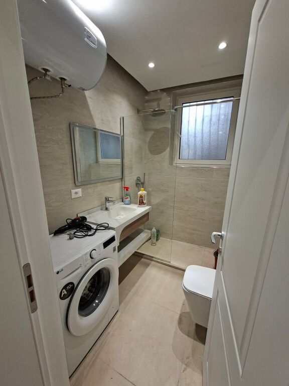 APARTAMENT 1+1 ME QIRA LULISHTE 1 MAJI ( stadiumi Dinamo)