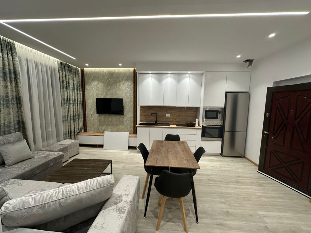 🏢At Zogu i Zi, opposite Ring Center, a 1+1 furnished apartment is for rent. 65,000 Leke      