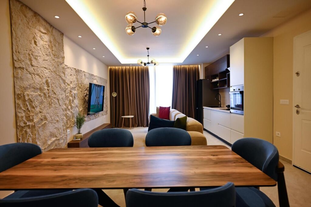 SHITET APARTAMENT 3+1+3  PRANË RRUGES GJASHTË- SARANDE