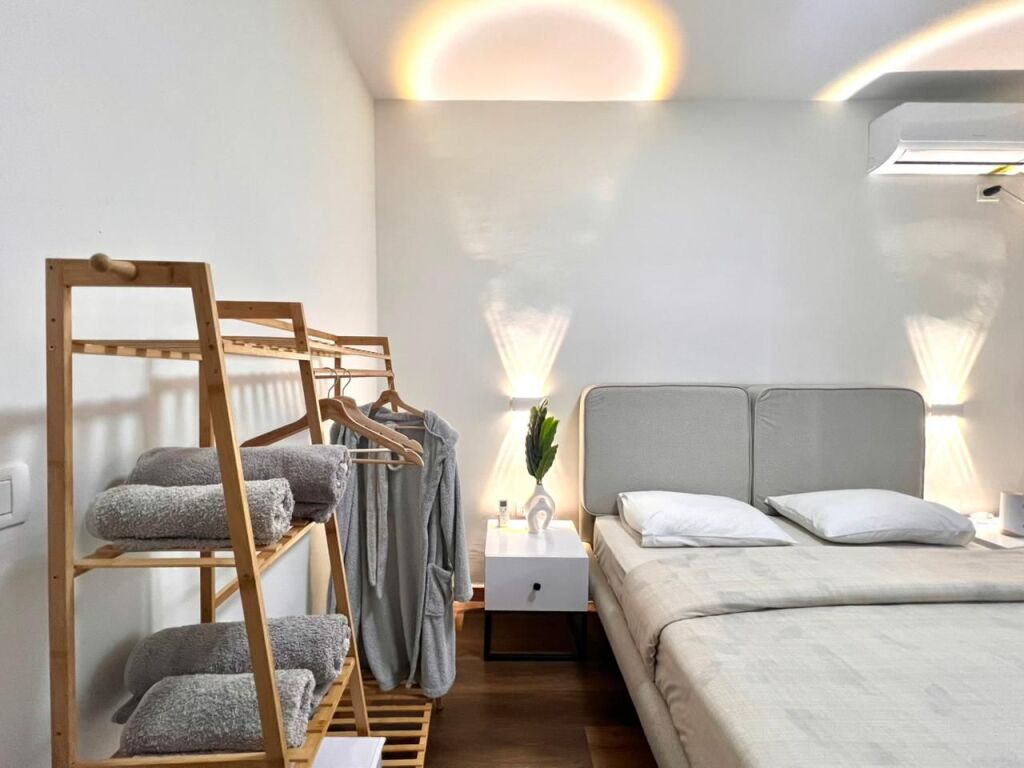 Me Qera: 2+1 &amp; Ballkon ( 📍BLLOKU - LSI (te Atelia e Joni Pecit) i Rikonstruktuar | kati: 4 750€/muaj) Mundesi Parkimi poshte pallatit vetem per rezidentet